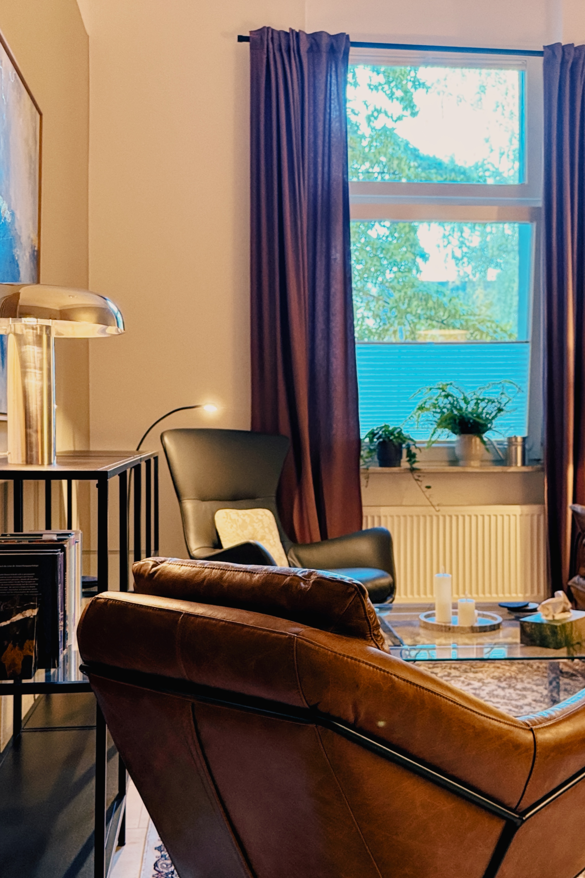 Sessel am Fenster im Sprechzimmer