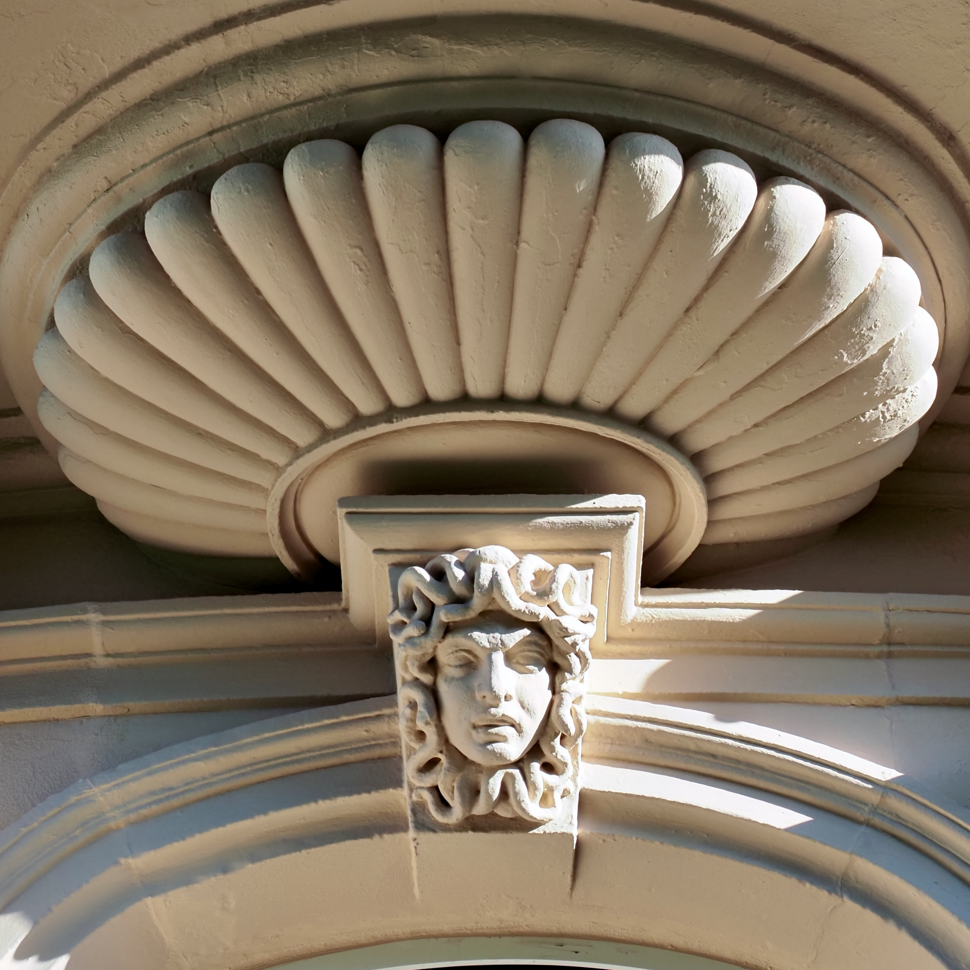 Stuckdetail am Praxisgebäude